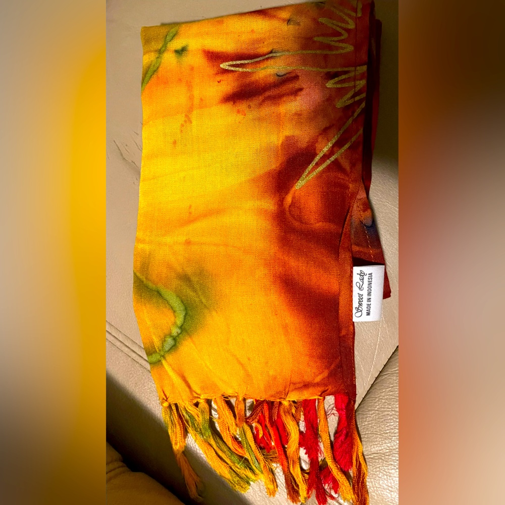 ❤️GREAT CONDITION❤️Scarf/Wrap❤️Rayon One Size❤️Shimmering Gold Streaks❤️